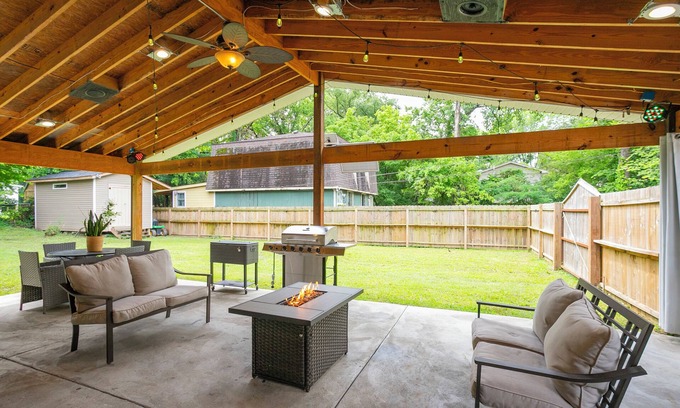 Antioch House | Home for 10 close to BNA & DOWNTOWN Nashville KING bed FENCED Patio BAR & Yard