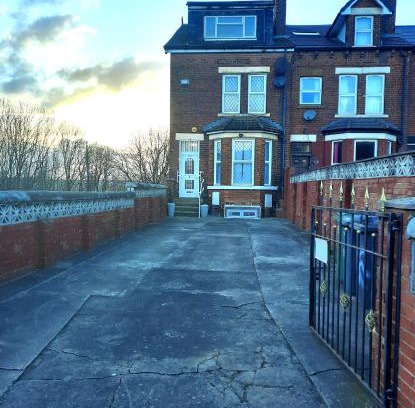 Leeds House | Home in Woodhouse, Leeds,Free 4 Car Parking,Free WiFi