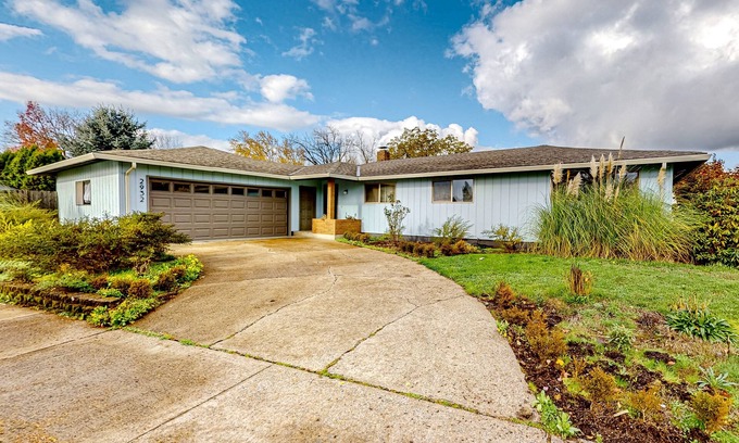 Albany House | Home near downtown with two living areas, patio, grill, streaming, & AC
