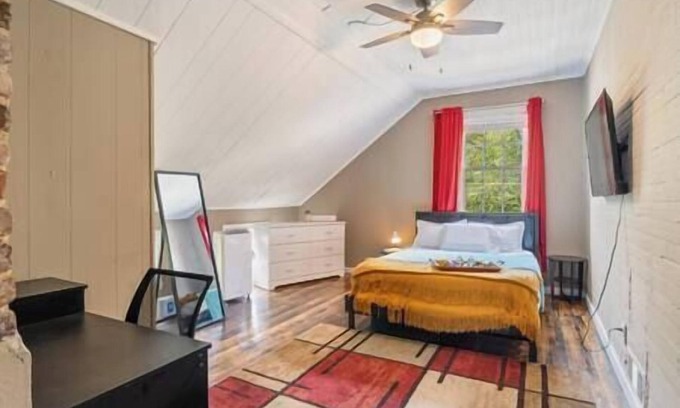 Cabbagetown Apartment | Home Office, Free Wi-fi, Parking, 6 beds, Beltline