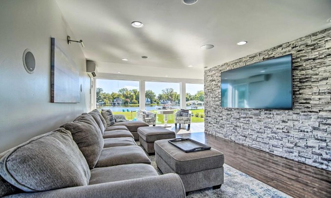 McHenry House | Home on Fox River Modern Decor Style!