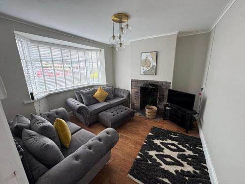 Mynyddbach House | Homely 2 Bedroom Escape – Minutes to City & Beach