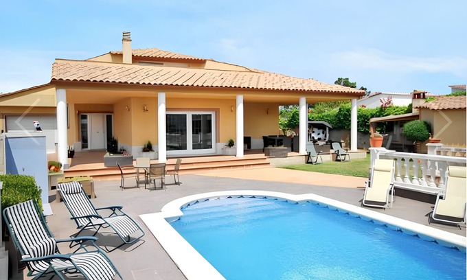 Vidreres Ski Chalet | Homerez - Charming Chalet in Vidreres with Private Pool