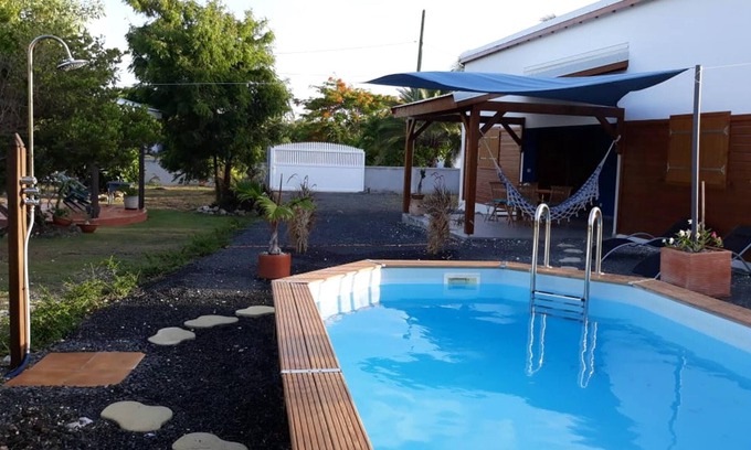 Le Moule Villa | Homerez - Nice villa 4 km away from the beach for 4 ppl. with swimming-pool