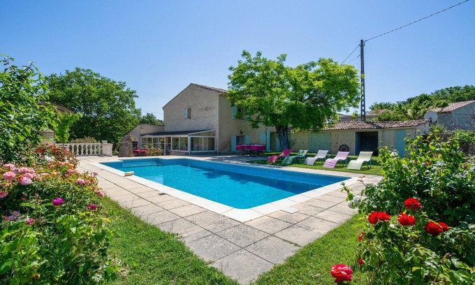 La Tour-d'Aigues Villa | Homerez - Villa, La Tour-d'Aigues