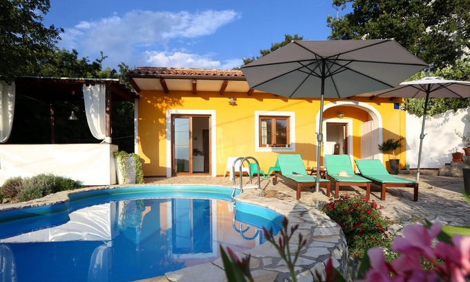Ripenda Verbanci Villa | Homerez - Villa 3 km from the beach for 6 pers. with pool in Ripenda Verbanci