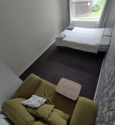 Cleedownton House | Homestay near a station and park