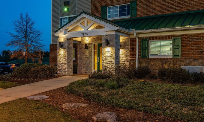 Concord Hotel | HomeTowne Studios & Suites by Red Roof Charlotte - Concord