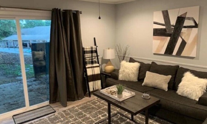 Bella Vista Apartment | Homey 3-bedroom condonn