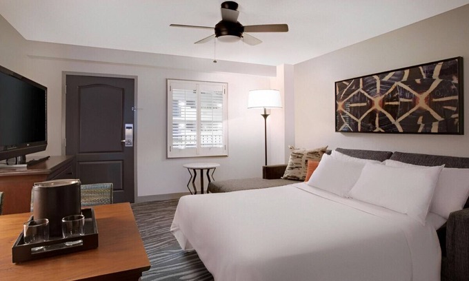 Airport North House | Homey & Convenient Suite! Free Airport Transfer