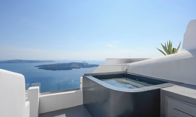 Firostefani Apartment | Hommage Suites With Caldera View & Hot tub