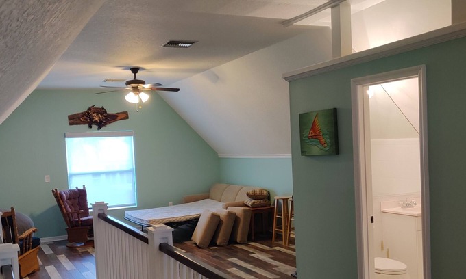 Riverhaven Village House | Homosassa River living, access to the gulf and minutes to bars and restauraunts.