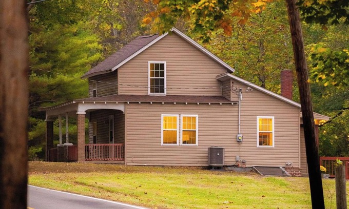 Laurelville Cottage | Honey Hill Cottage, rural family cottage with loft, firepit