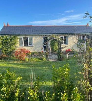 Truro House | Honeycomb Cottage - a quiet, charming, cosy retreat in the countryside only 2 miles from one of Cornwall's best beaches