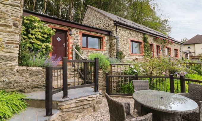Barnstaple Cottage | HONEYSUCKLE COTTAGE, family friendly, with a garden in Barnstaple