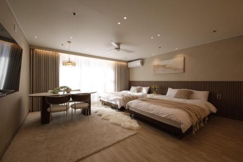 Mapo Apartment | Hongdae St10, wide,bright & stylish house