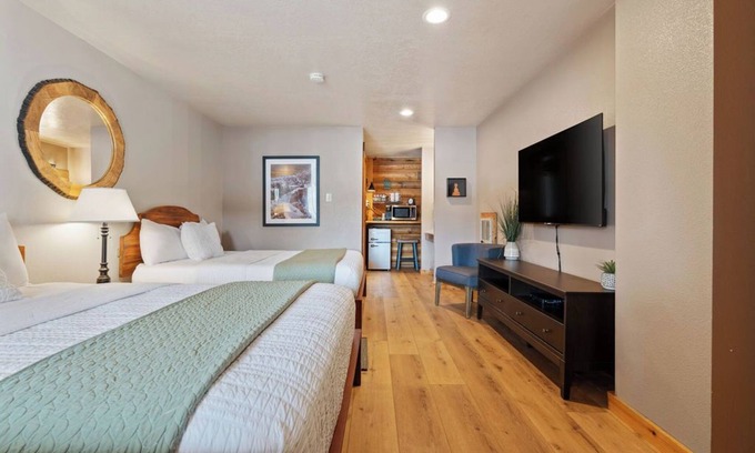 Duck Creek Village Hotel | Hoodoo Hideaway Double Queen Room Zion & Bryce