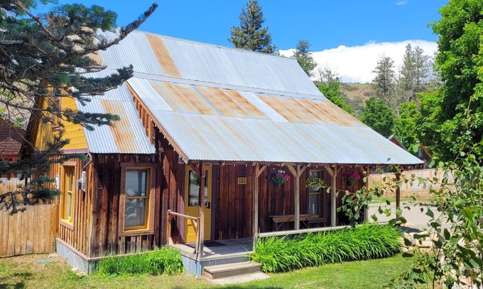 Winthrop House | Hoot Owl Cabin-Dog Friendly, Simply Adorable and Located in Downtown Winthrop!