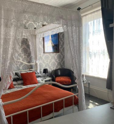 Blackpool Town Center House | Hornby Villa- 4Star B&B-Couples & Families Only