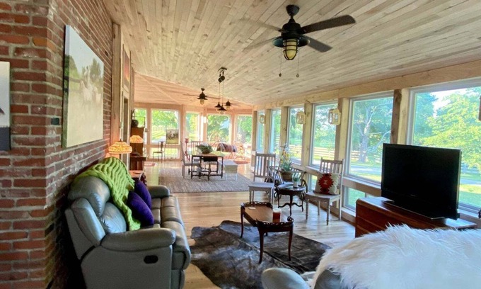 Shelbyville Bed & Breakfast | Horse Farm in Kentucky Bourbon Country! Book a Farm Tour and Horse Experience!