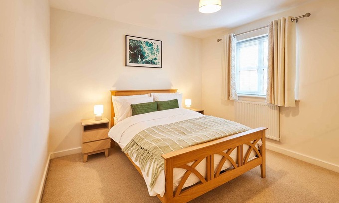 Burton on Trent House | Host & Stay | Happy Home