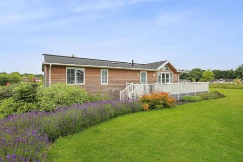 Hundall House | Host & Stay - Mahonia Lodge