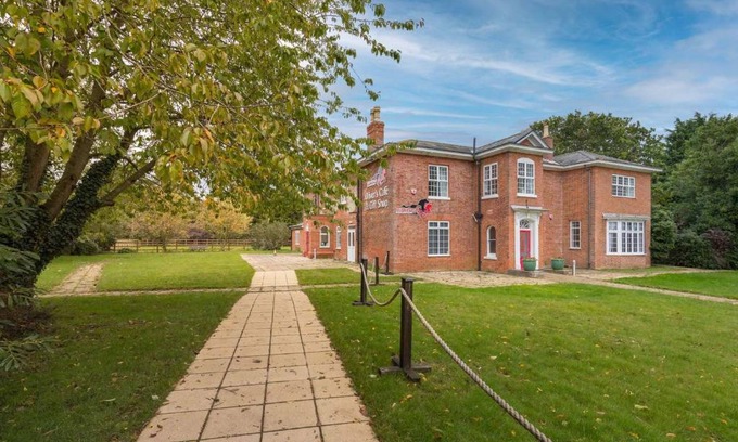 Hopton House | Host & Stay - Redwings Sanctuary Rooms