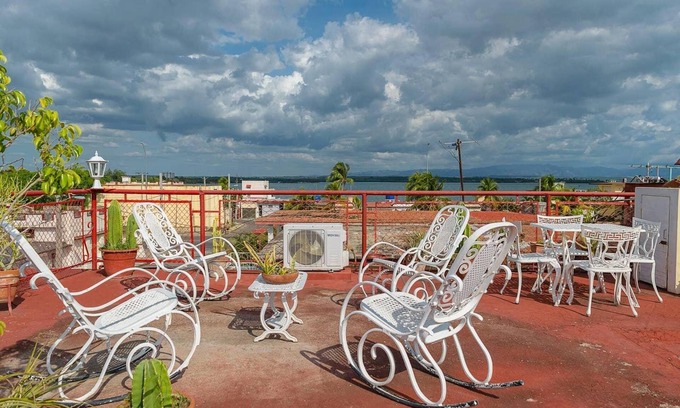 Cienfuegos Bed & Breakfast | HOSTAL PERLA