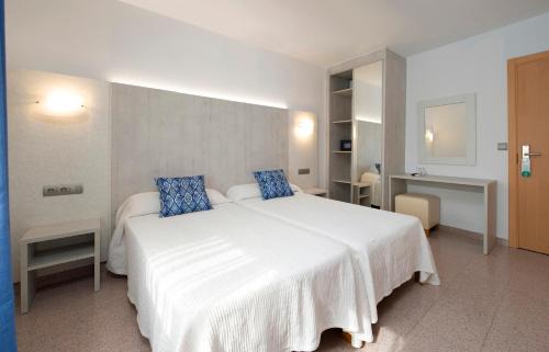 Sant Antoni de Portmany Hostel | Hostal Roca