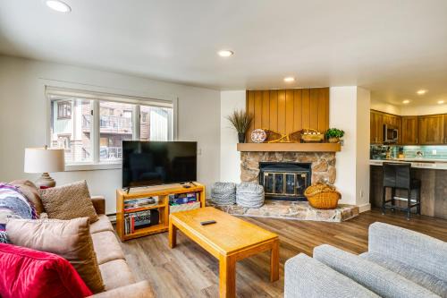 Warrior's Mark Apartment | Hot Tub Access Bright Breckenridge Condo
