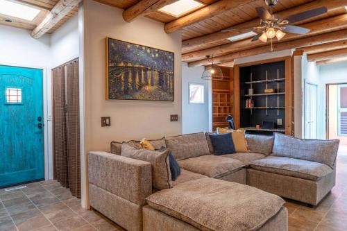 Taos House | Hot Tub, Artsy Family Adobe, 4mins Plaza! Private Deck & Yard