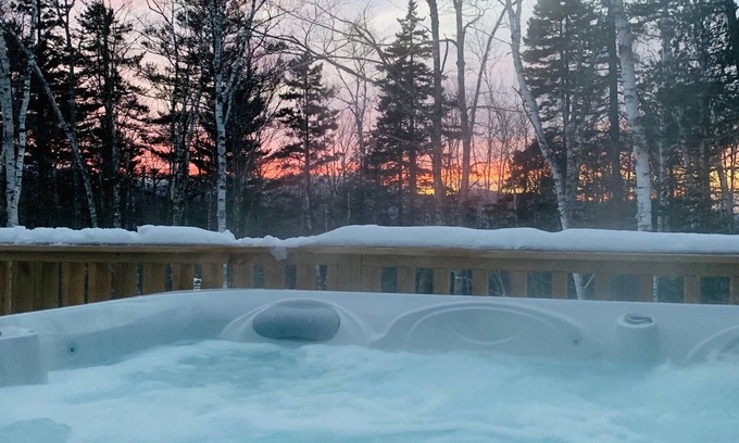 Carrabassett Valley House | HOT TUB! Close to Sugarloaf! Outdoor Paradise! Pac-Man! Fall hiking and biking!
