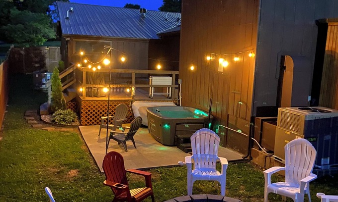 Grand Rivers House | Hot Tub + Fire pit + Corn Hole + BBQ + Game Room + Spa Bath