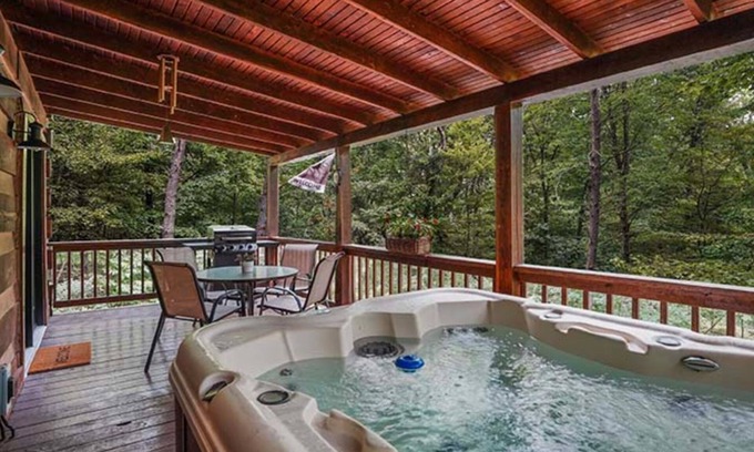 Logan Cabin | Hot Tub, Fire Pit, Close to Waterfalls and Caves
