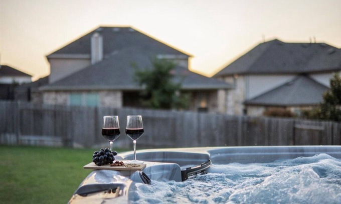 Round Rock House | Hot Tub Getaway - 5 Mins to Kalahari – Roomy, Relaxing, Ready for Longer Visits