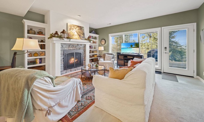 Hayden View Estates Cottage | Hot Tub Hideaway - Views of Hayden Lake!