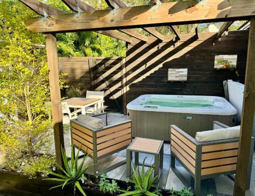 Biscayne Park House | HOT TUB HOUSE ON GOLF COURSE! 10 MINs TO THE BEACH