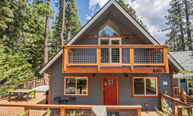 Pioneer Trail House | Hot Tub + Jungle Gym + Mini Pool Table