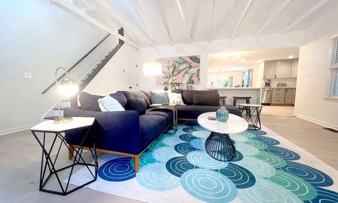 The Pines House | Hot Tub, Pet friendly, SHEETS/TOWELS included!