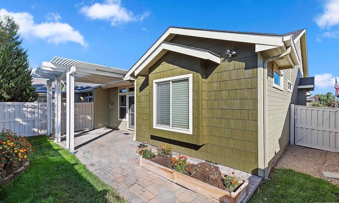 Meridian House | Hot tub, Pet Lovers, 3-bdrm 2 bath, Game Room, Gym, Central Location