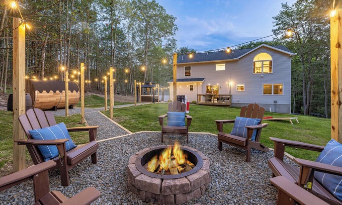 Tobyhanna Ski Chalet | Hot Tub | Sauna | Arcade | Fire Pit | Lake & Pool