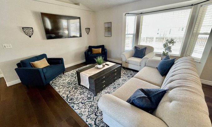 Ammon House | HOT TUB sleeps 15+, Pet Friendly Fenced 2 stry playhouse Idaho Falls