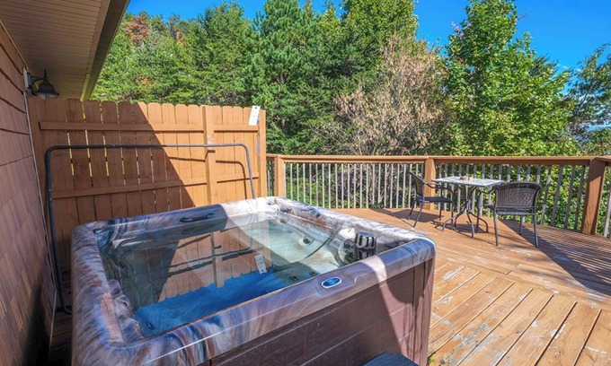 Gatlinburg - Pigeon Forge Cabin | Hot Tub with Mountain Views, Game Room & Fireplace - An Unforgettable Cabin