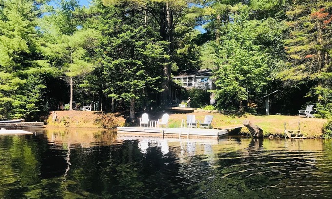 Bracebridge Cottage | Hot Tub-Woodstove-Paddleboards-Kayaks-Canoe-Paddleboat-Campfire Pit-Dogs Welcome