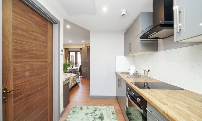 Clementswood Apartment | Hotel Apartment in Ilford