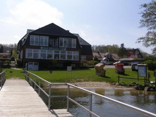 Niederkleveez Hotel | Hotel Fährhaus Niederkleveez