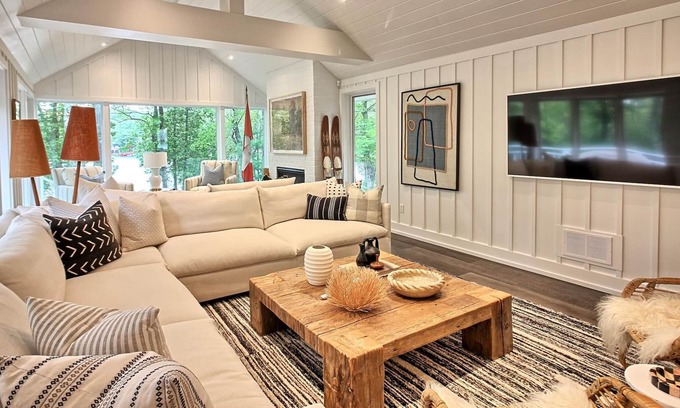 Seguin House | Hotel Luxury 6 brdm, 3 bath cottage on Little Lake Joe! Pristine inside and out!