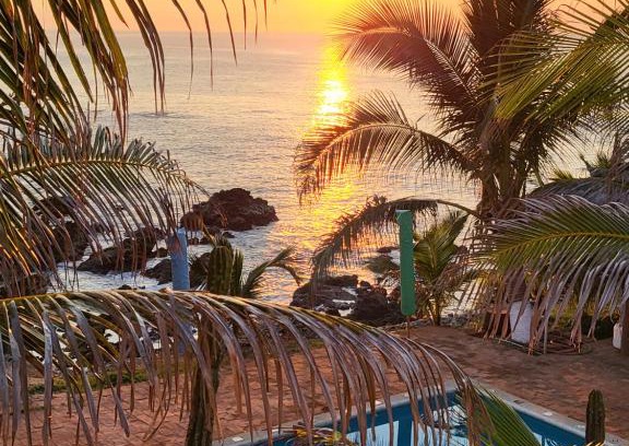 Cuatunalco Bed & Breakfast | Hotel Luz de Mar ' right on the beach