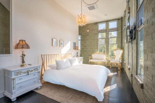 Logan Heights House | Hotel Narcissus - Room 6