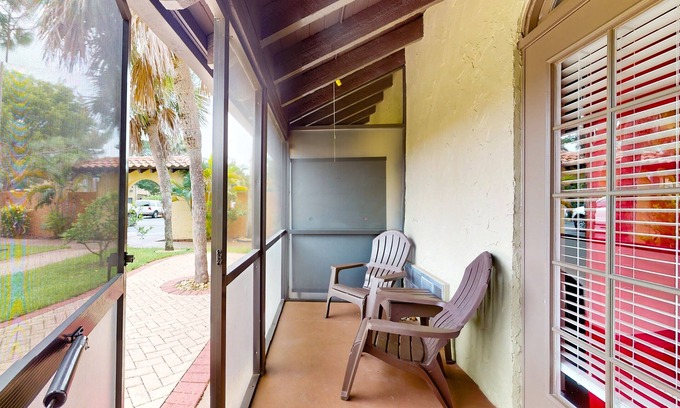 Naples House | Hotel-style studio near marina with pool, game room, sauna, tennis, BBQ, gym